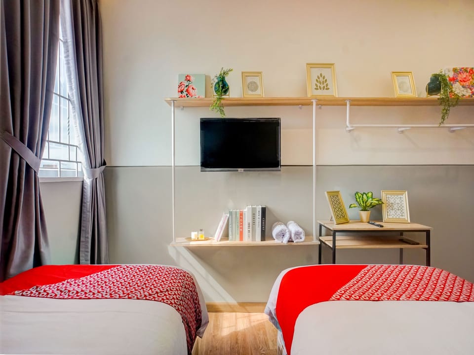 Deluxe Twin Room | Desk, laptop workspace, WiFi (free), bed sheets
