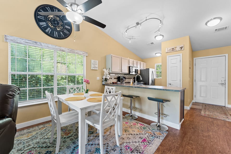 Condo, 2 Bedrooms | Dining