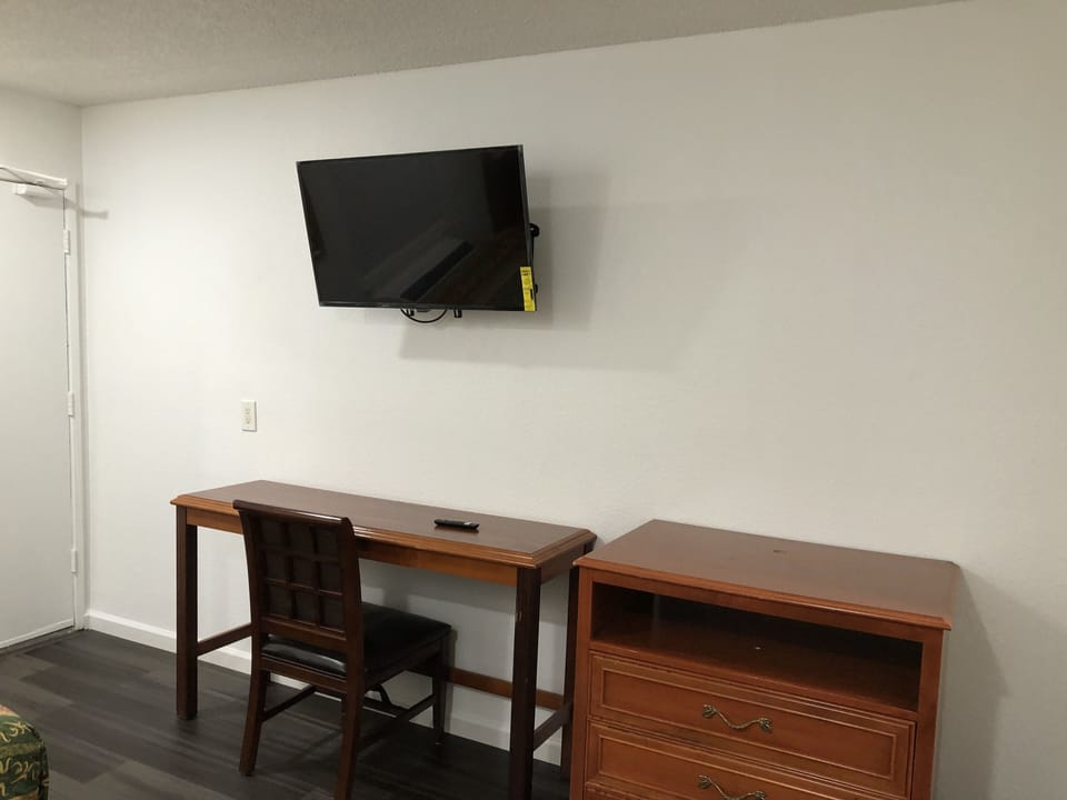 Standard Room, Non Smoking, Refrigerator & Microwave | Room amenity