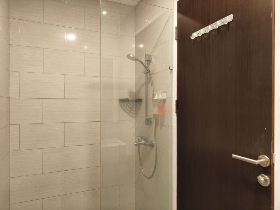 Deluxe Double Room | Bathroom | Shower, towels