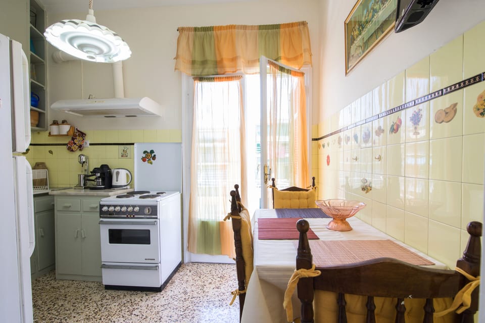 City Apartment | Private kitchen | Oven, stovetop, electric kettle, toaster