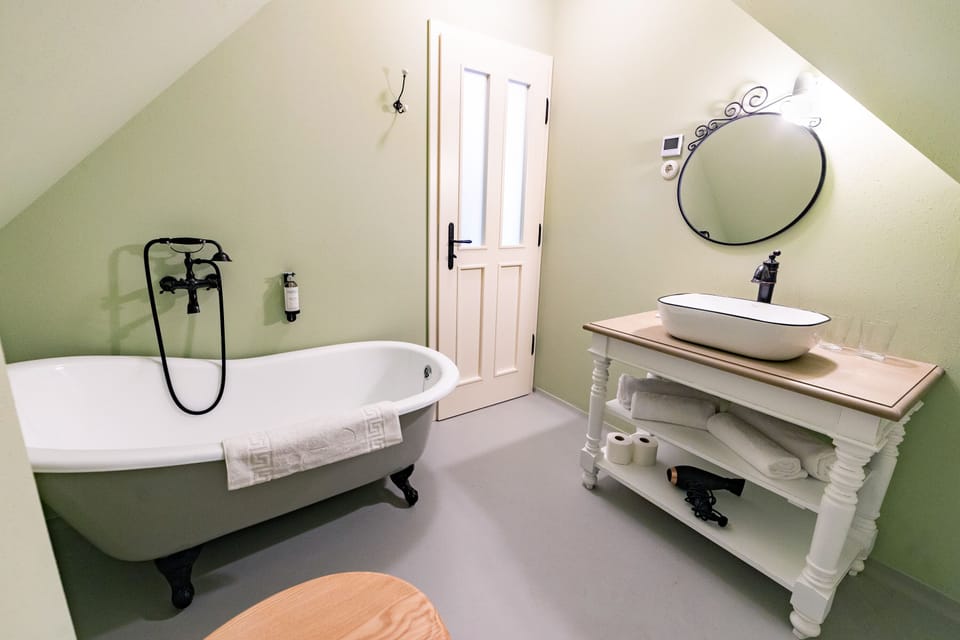 Superior Room | Bathroom | Free toiletries, hair dryer, towels
