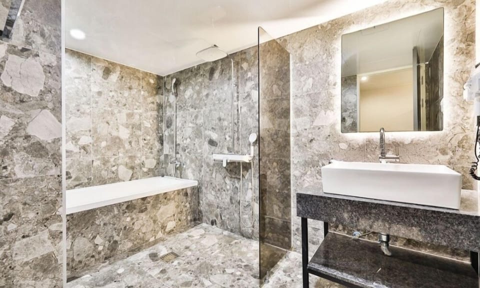 Superior Double Room | Bathroom | Free toiletries, hair dryer, bathrobes, slippers