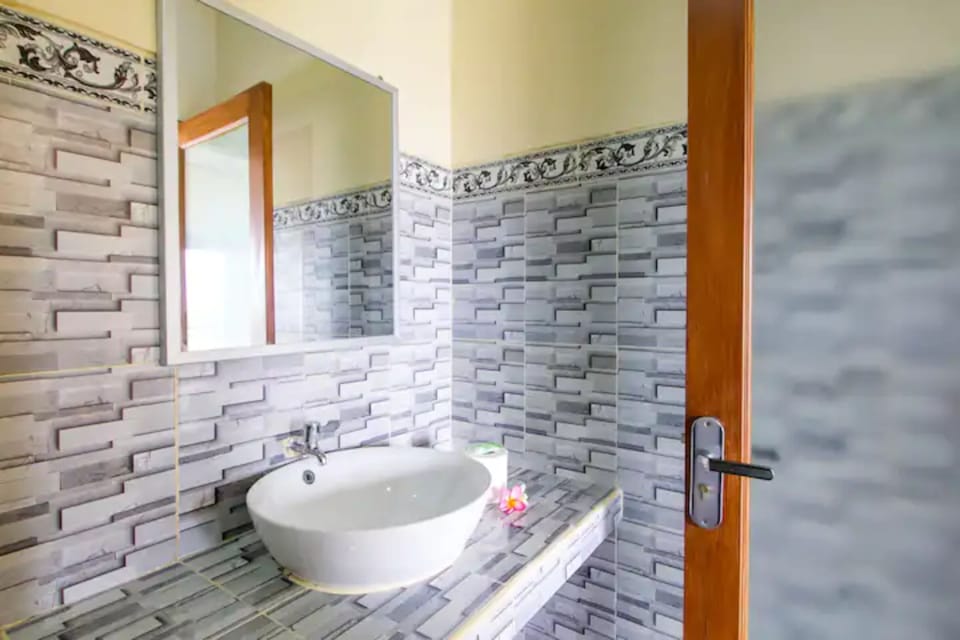 Junior Room | Bathroom | Shower, rainfall showerhead