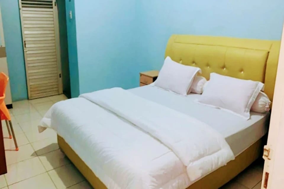 Standard Double Room | Desk, laptop workspace, bed sheets