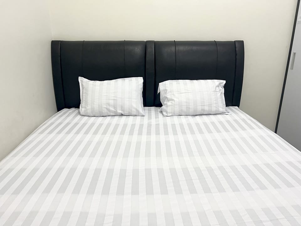 Standard Double Room | Laptop workspace, WiFi (free), bed sheets