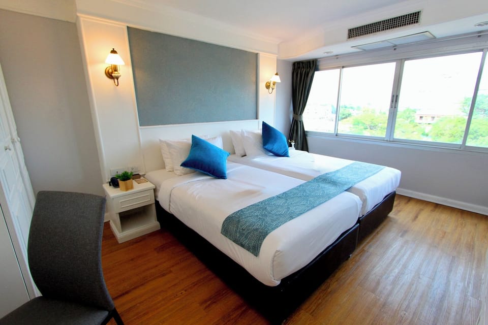 Hypo-allergenic bedding, minibar, in-room safe, individually furnished