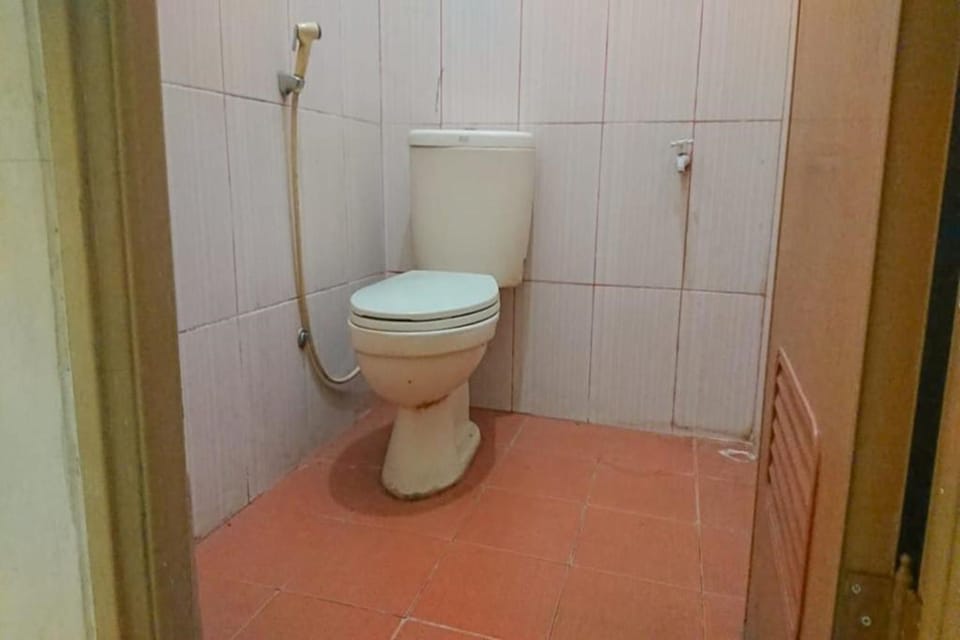 Standard Double Room | Bathroom | Shower, towels, toilet paper