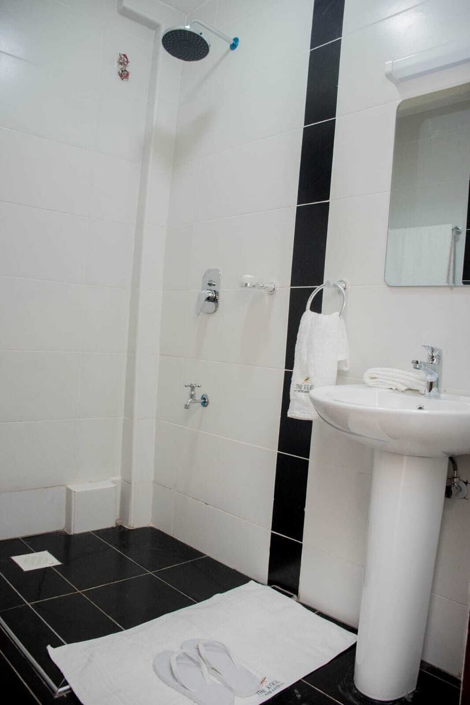 Deluxe Room, 1 Double Bed | Bathroom | Slippers