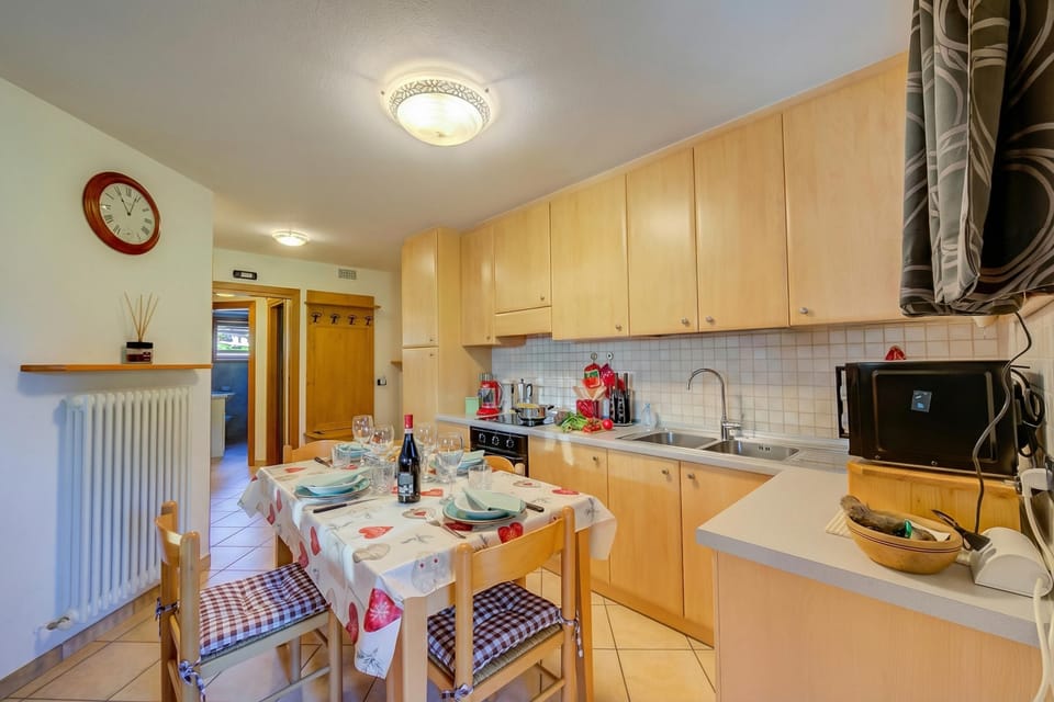 Family Apartment, 2 Bedrooms, Microwave (Chalet Sciachilo’ Ski In-Ski Out) | Dining