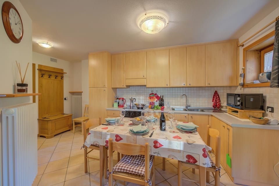 Family Apartment, 2 Bedrooms, Microwave (Chalet Sciachilo’ Ski In-Ski Out) | Private kitchen