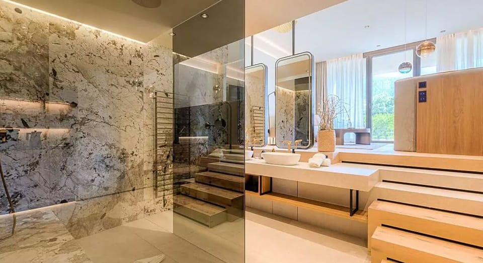Premium Studio Suite | Bathroom | Free toiletries, hair dryer, bathrobes, slippers