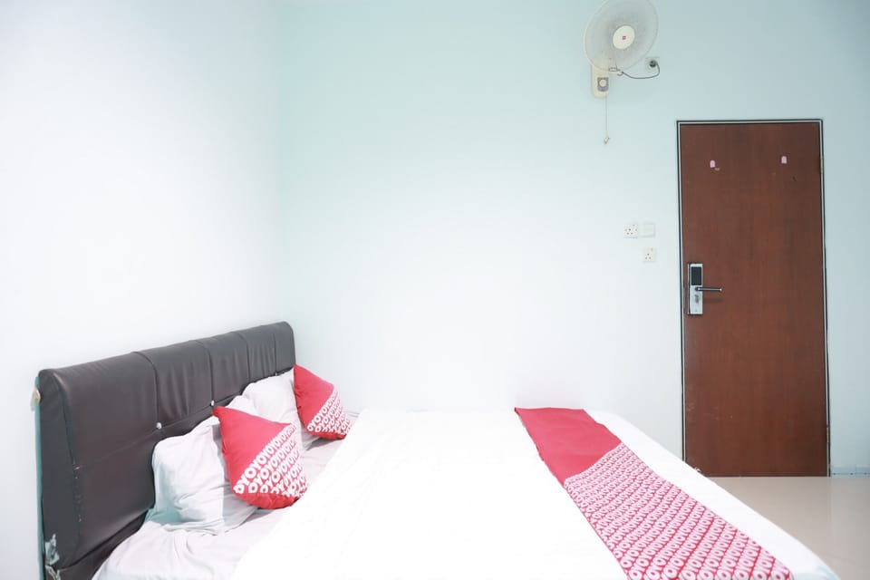 Standard Double Room | Desk, laptop workspace, WiFi (free), bed sheets