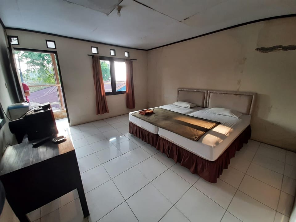 Standard Double Room | Laptop workspace, free WiFi, bed sheets