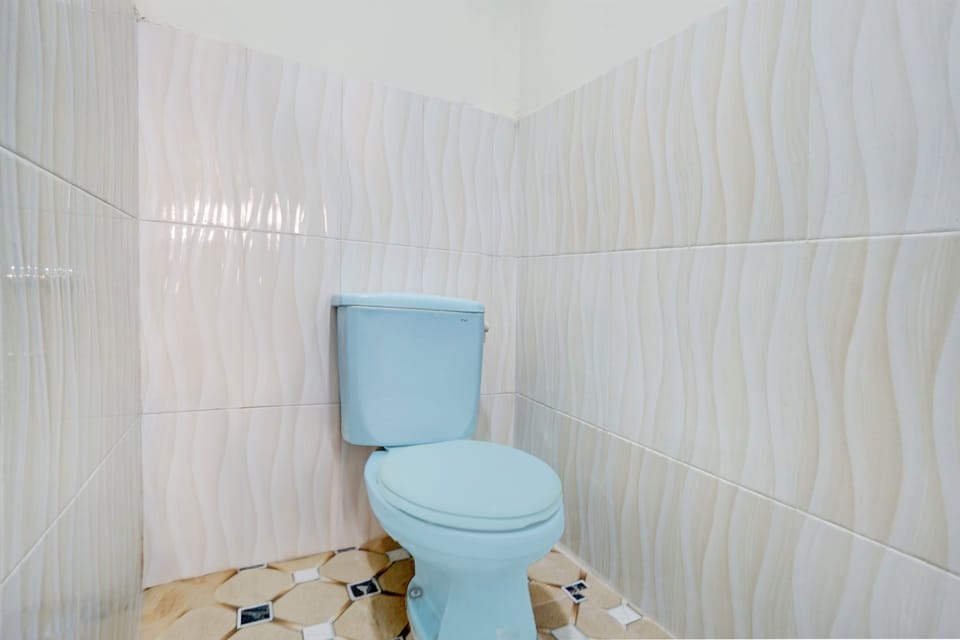 Double Room | Bathroom | Shower, towels, toilet paper