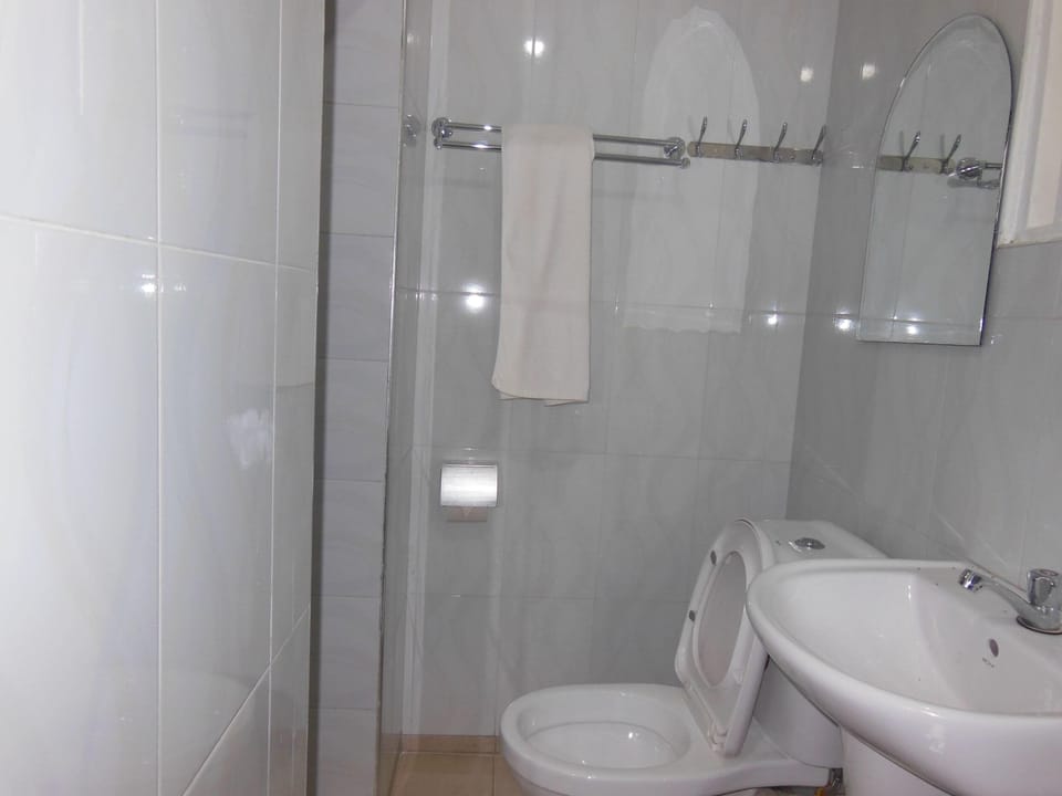 Comfort Double Room | Bathroom | Shower, rainfall showerhead, free toiletries, bathrobes