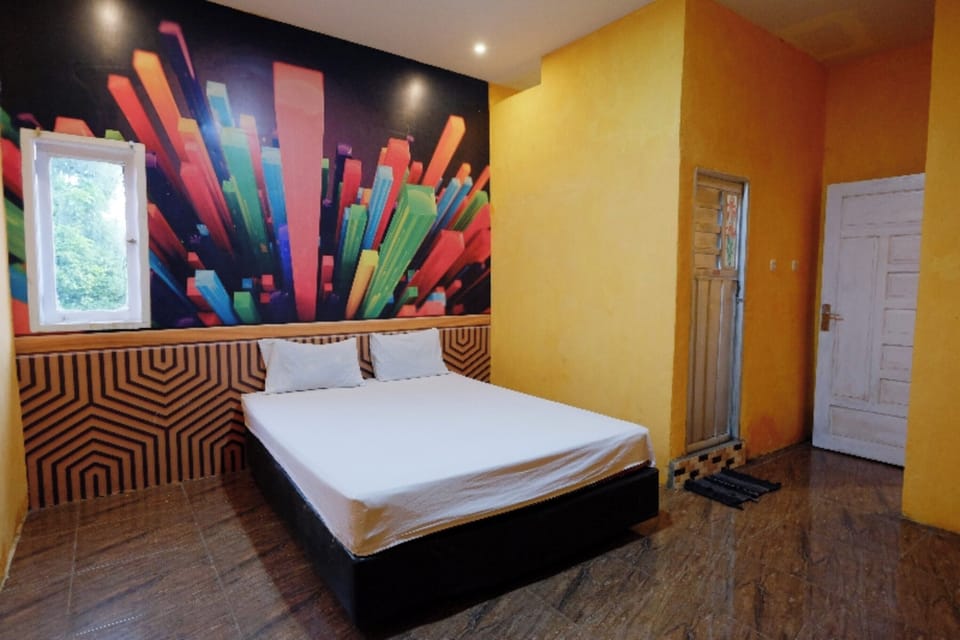 Desk, WiFi (free), bed sheets