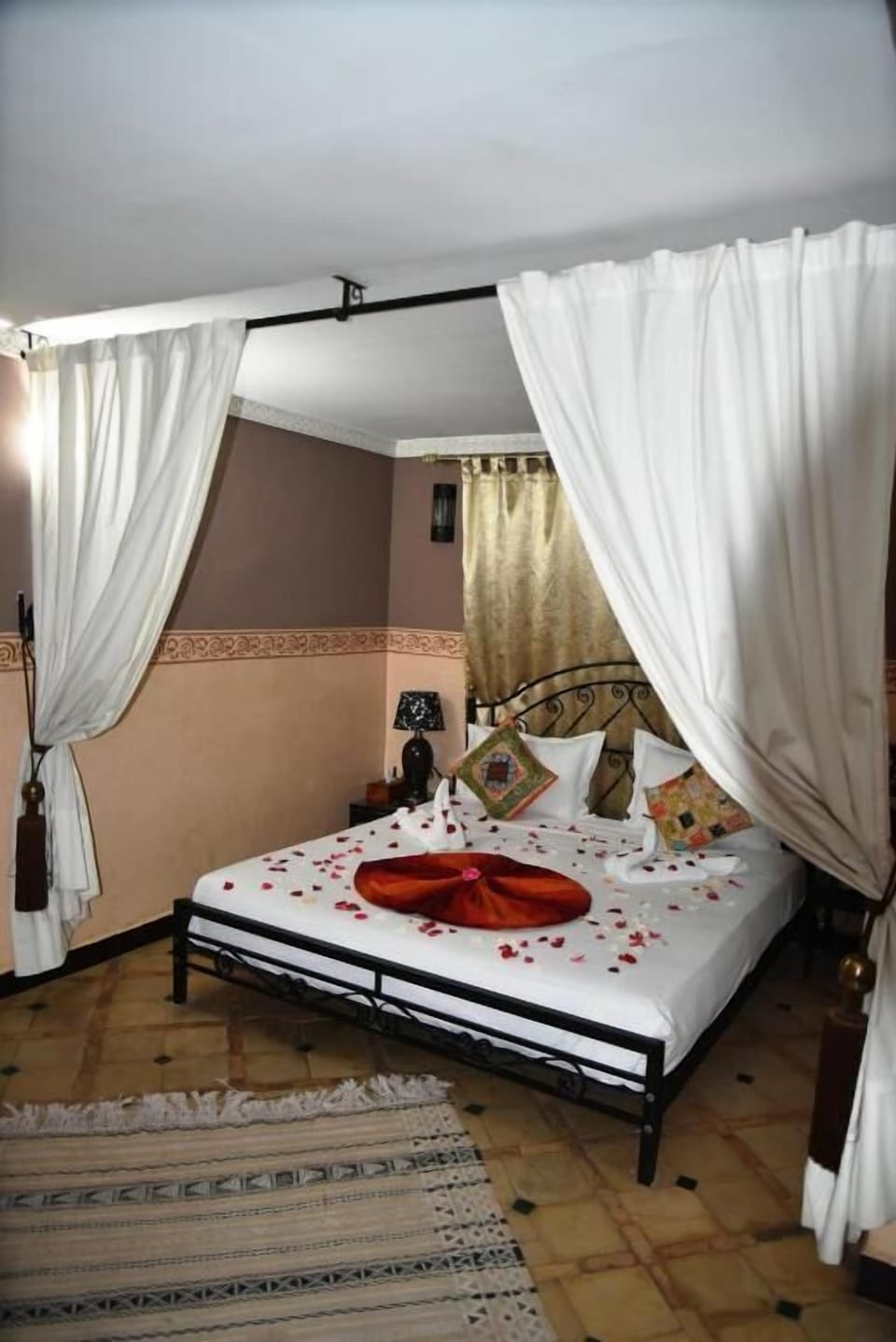 Comfort Double Room, 1 King Bed | In-room safe, iron/ironing board, free WiFi, bed sheets