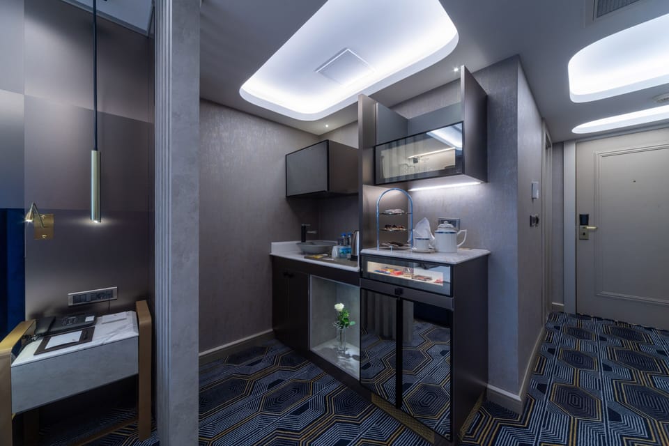 Executive Suite, 1 Double Bed | Private kitchen | Electric kettle