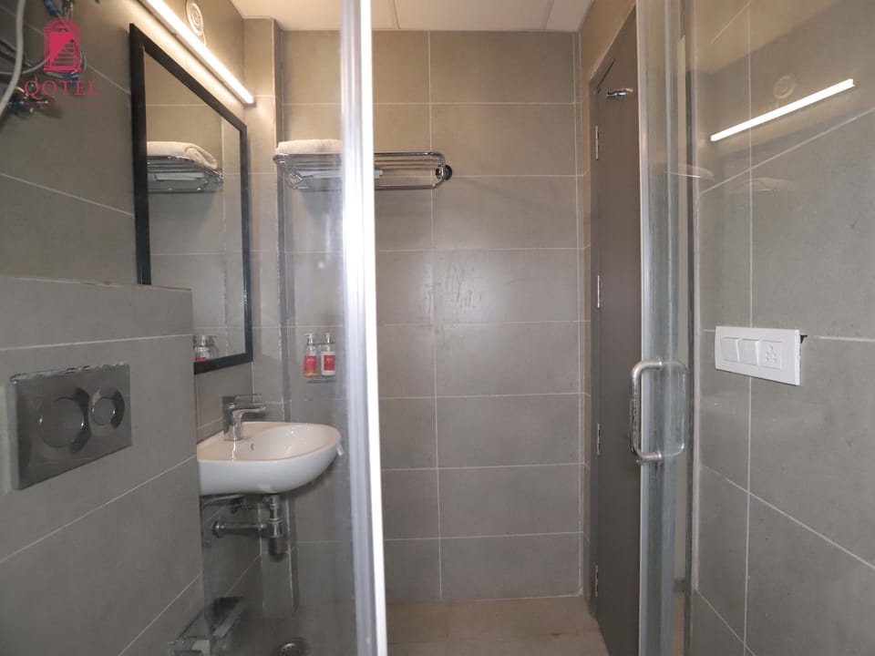 Shower, rainfall showerhead, bathrobes, bidet