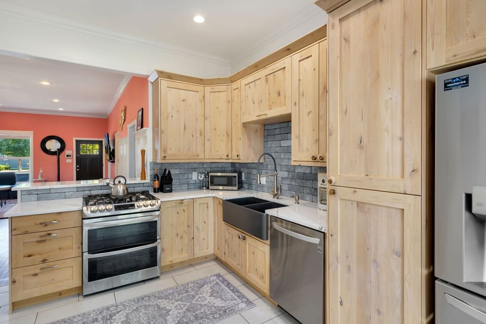 House, Multiple Beds, Hot Tub, Garden View (604 W Magnolia) | Private kitchen | Fridge, microwave, oven, stovetop