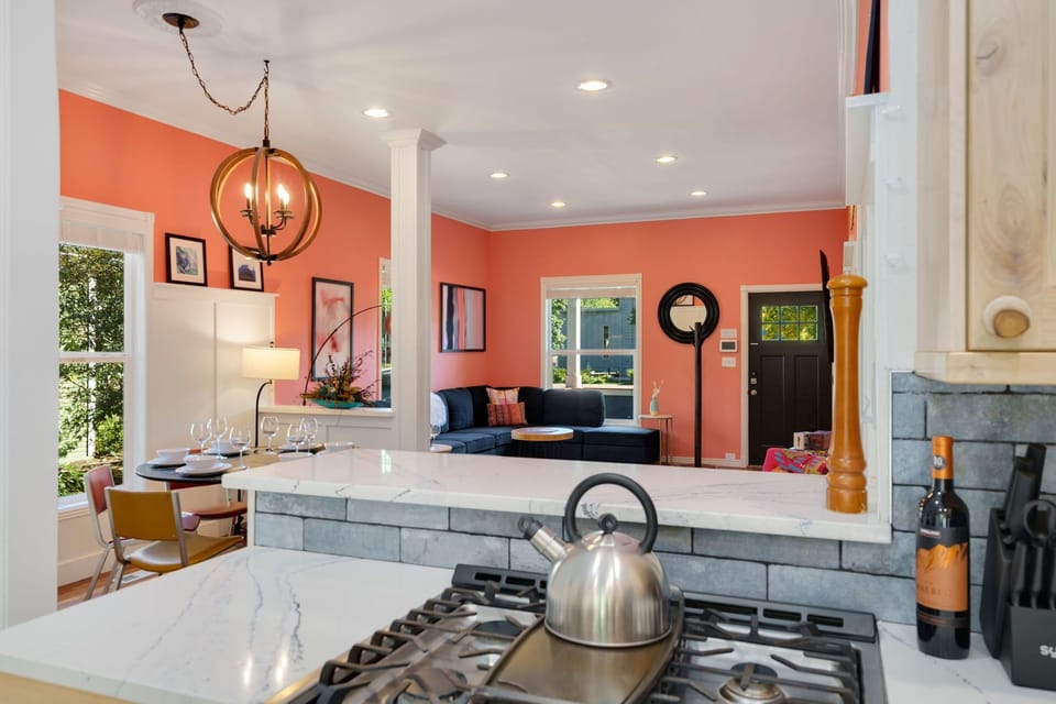 House, Multiple Beds, Hot Tub, Garden View (604 W Magnolia) | Private kitchen | Fridge, microwave, oven, stovetop