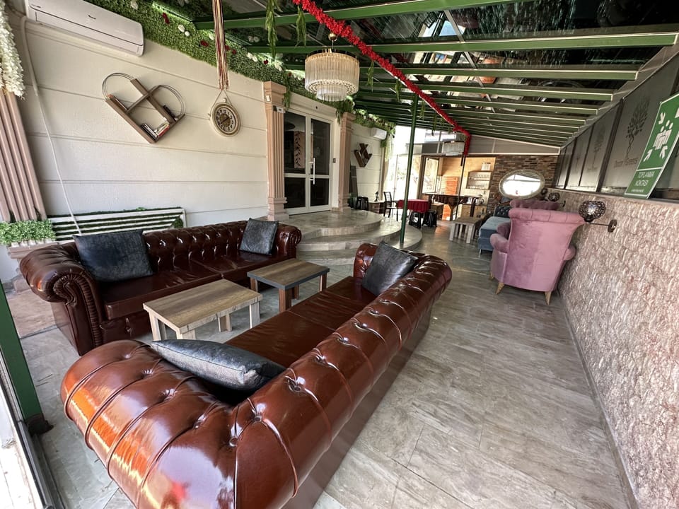 Lobby lounge