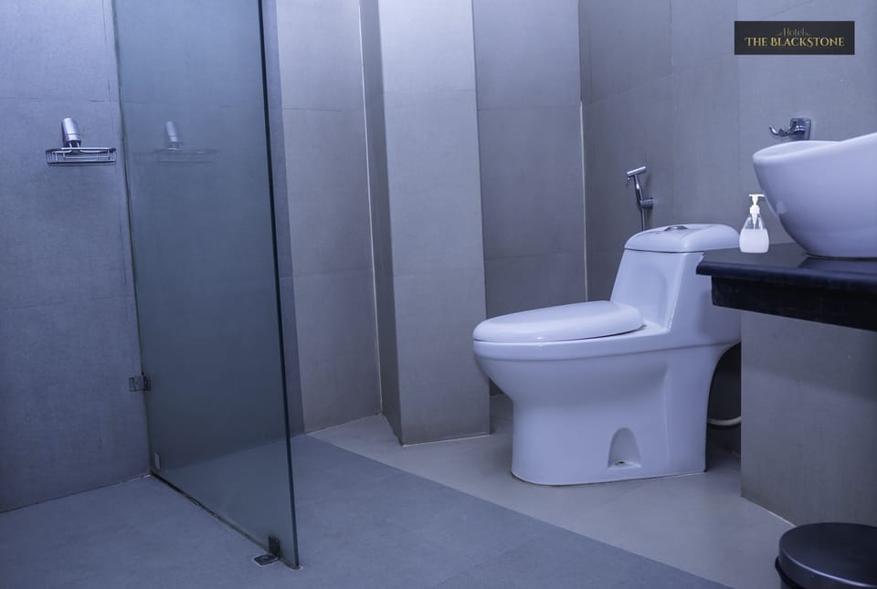 Shower, rainfall showerhead, free toiletries, hair dryer