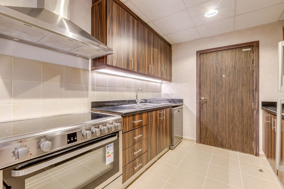 Elite Apartment, 4 Bedrooms, Balcony | Private kitchen | Fridge, microwave, oven, stovetop