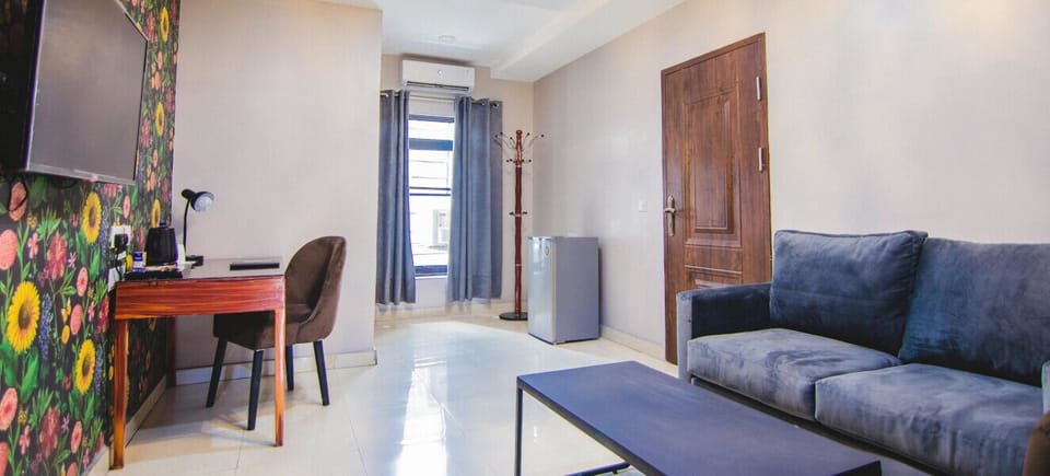 Executive Suite, 1 Bedroom | In-room safe, desk, laptop workspace, soundproofing