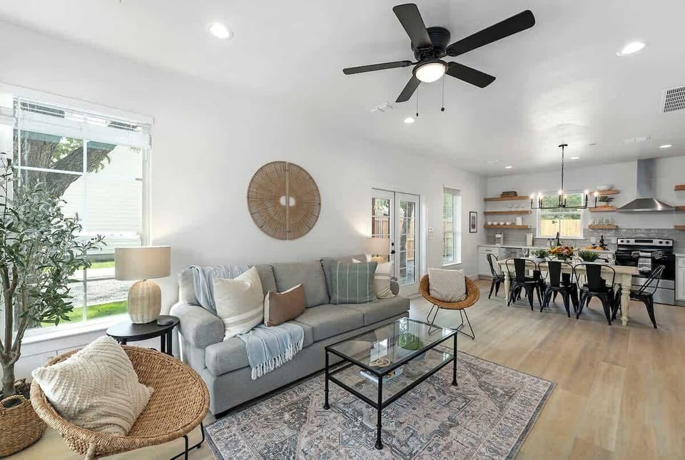 House, Multiple Beds, Hot Tub (306 W Travis Unit C) | Living area