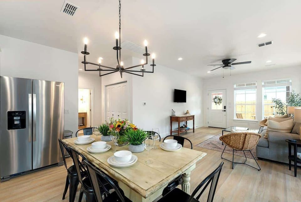 House, Multiple Beds, Hot Tub (306 W Travis Unit C) | Dining