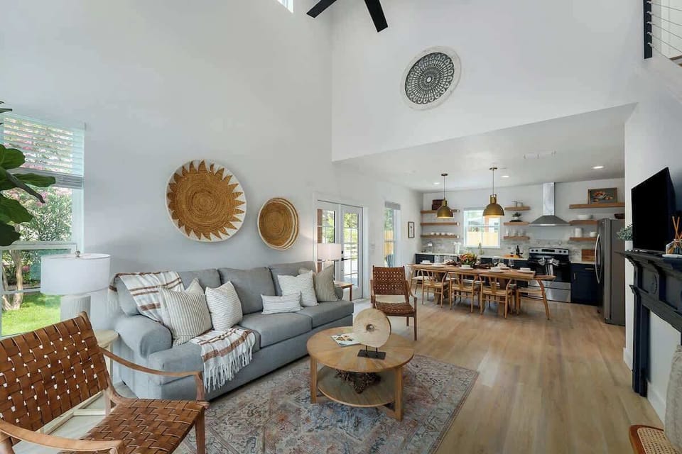 House, Multiple Beds, Hot Tub (306 W Travis Unit A) | Living area