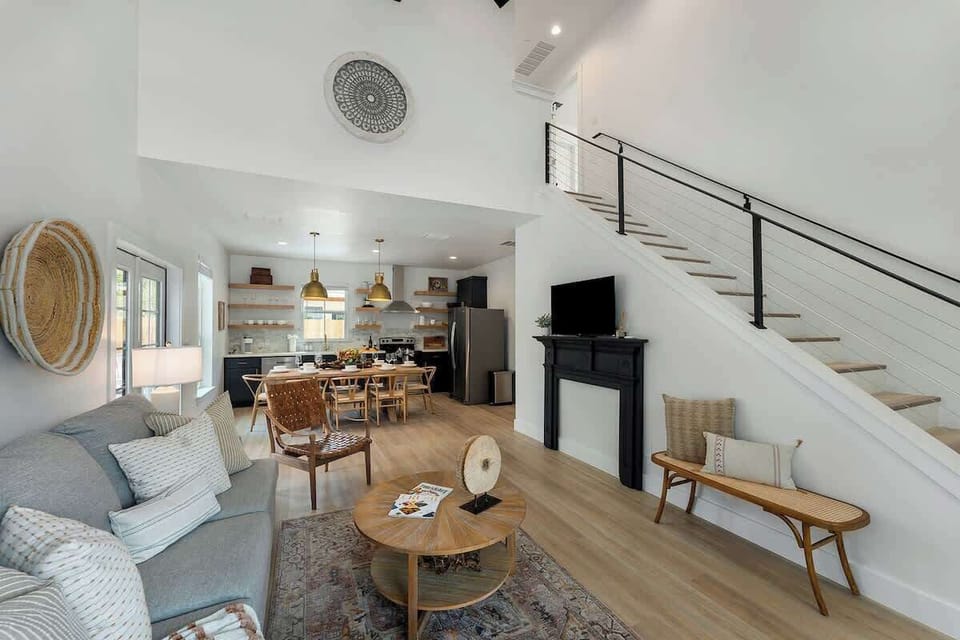 House, Multiple Beds, Hot Tub (306 W Travis Unit A) | Living area
