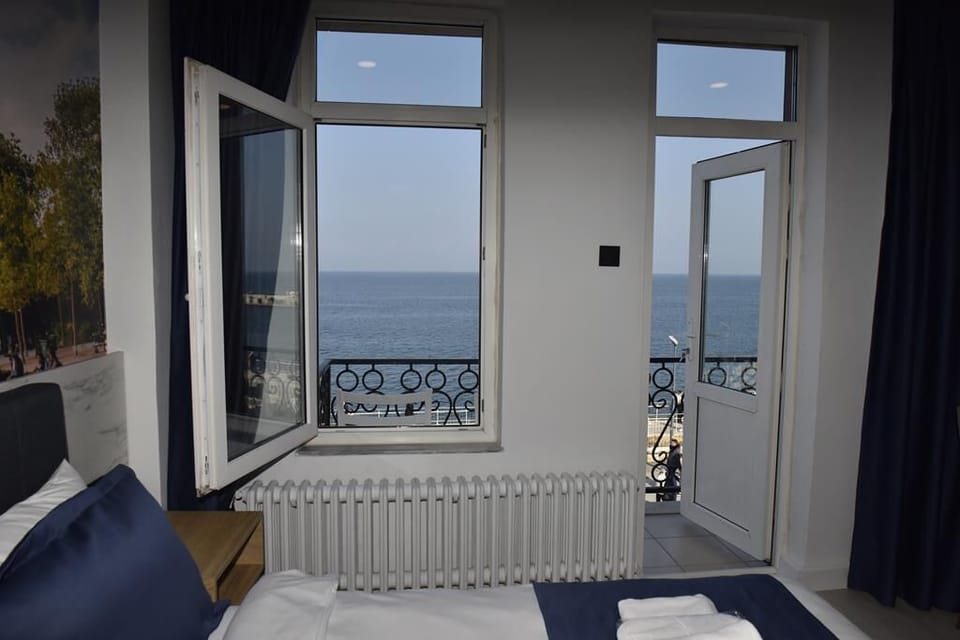 STANDARD SEA VIEW ROOM | Desk, free WiFi