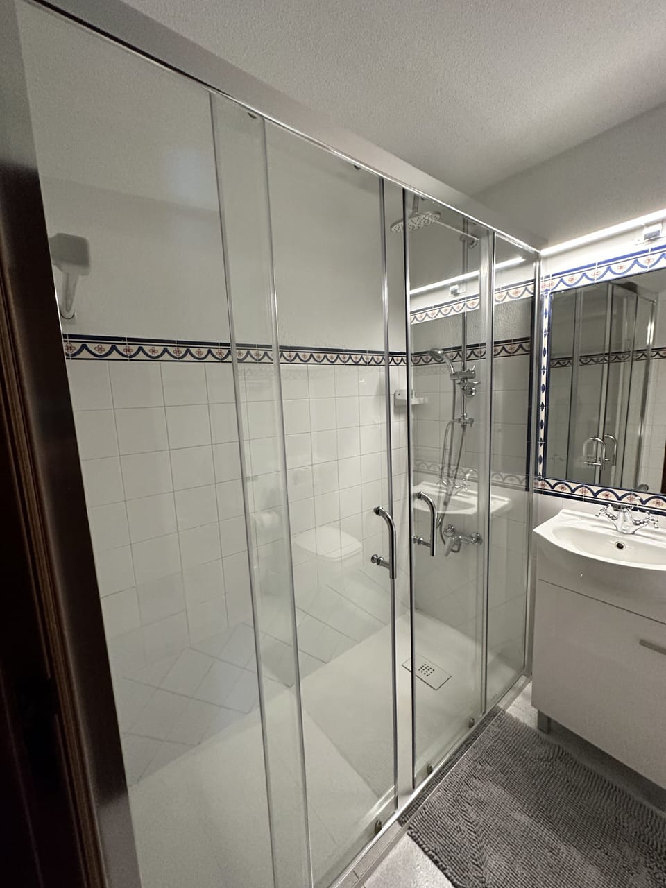 Shower, rainfall showerhead, free toiletries, hair dryer