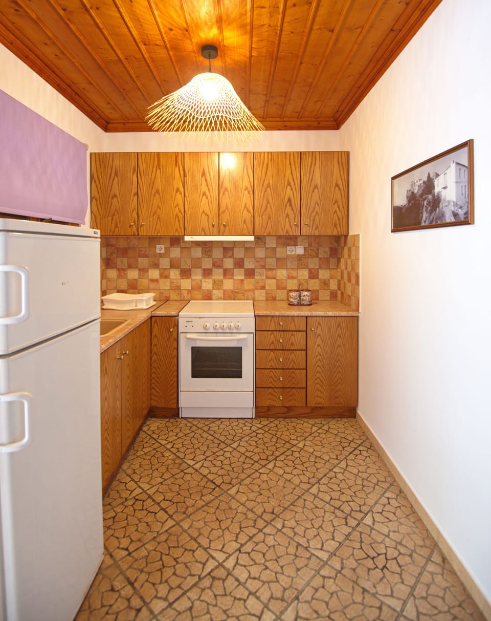 Traditional House | Private kitchen | Full-size fridge, oven, stovetop, coffee/tea maker