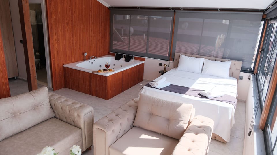 Junior Double Room | Individually decorated, individually furnished, free WiFi