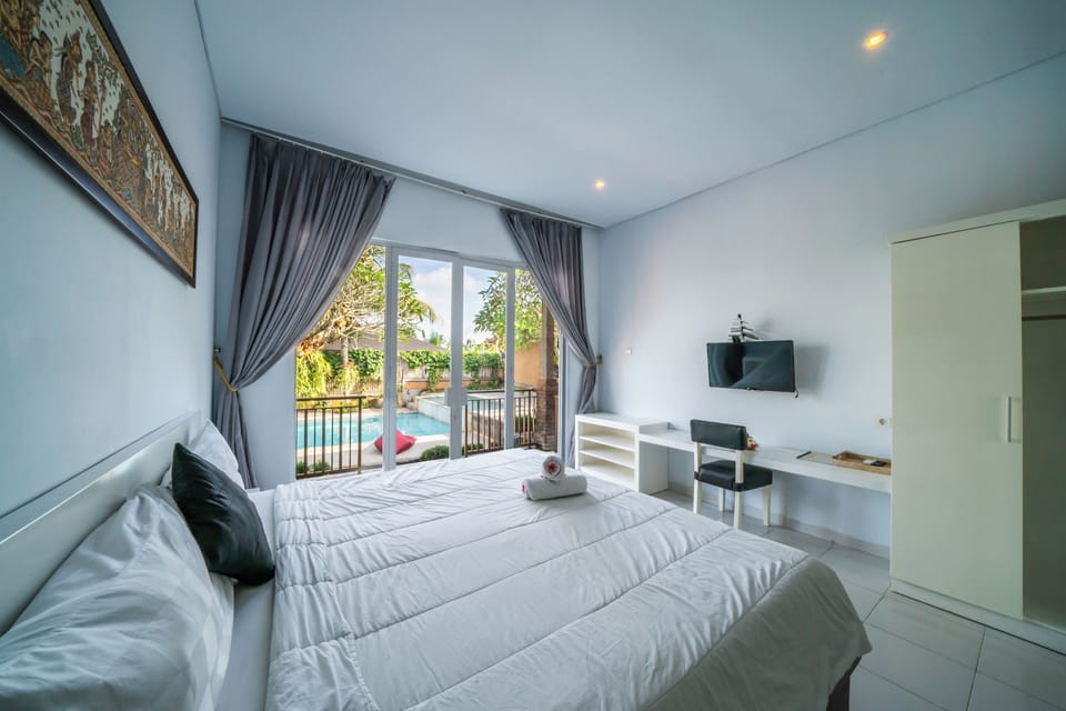Deluxe Suite, 1 Bedroom, Non Smoking, Pool View | Down comforters, memory foam beds, minibar, individually decorated