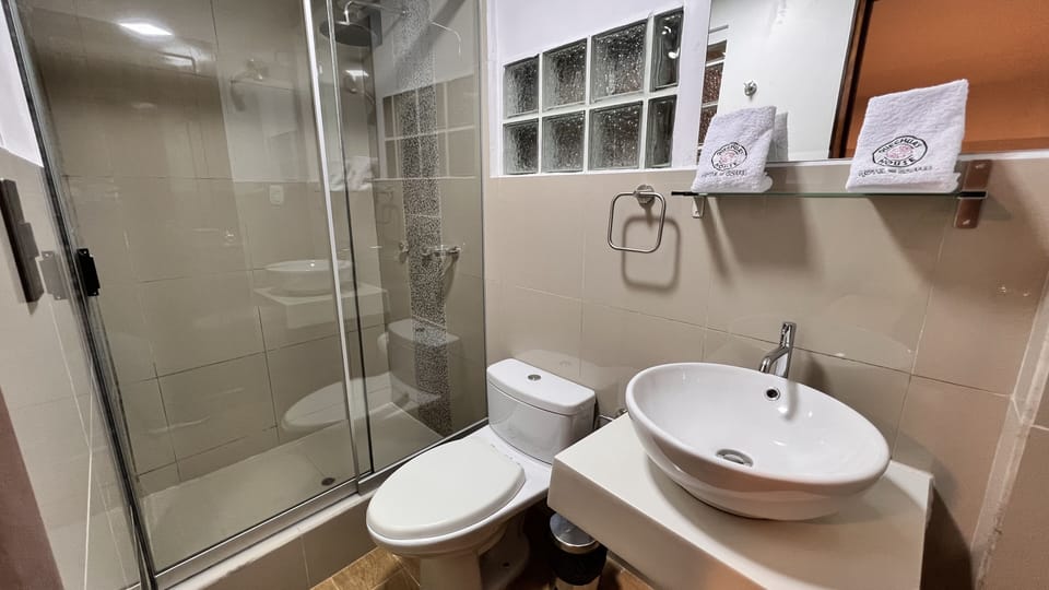 Comfort Room, 1 Queen Bed, Park View | Bathroom