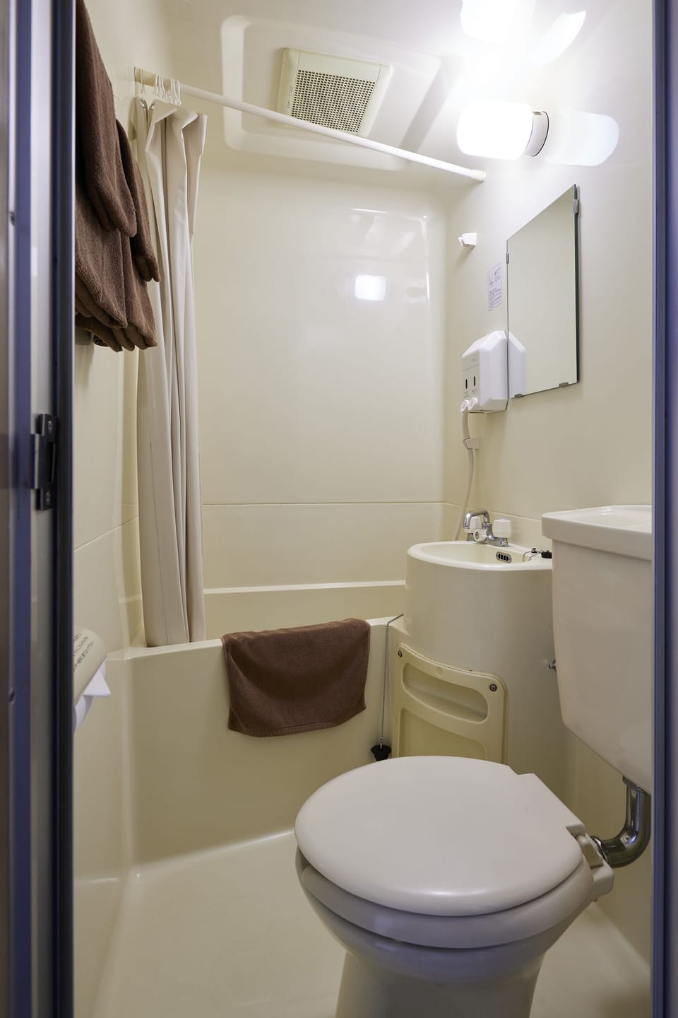 Combined shower/tub, towels