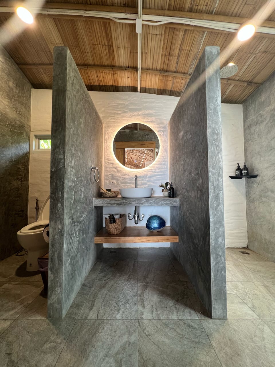 Signature Bungalow | Bathroom | Shower, free toiletries, hair dryer, bidet