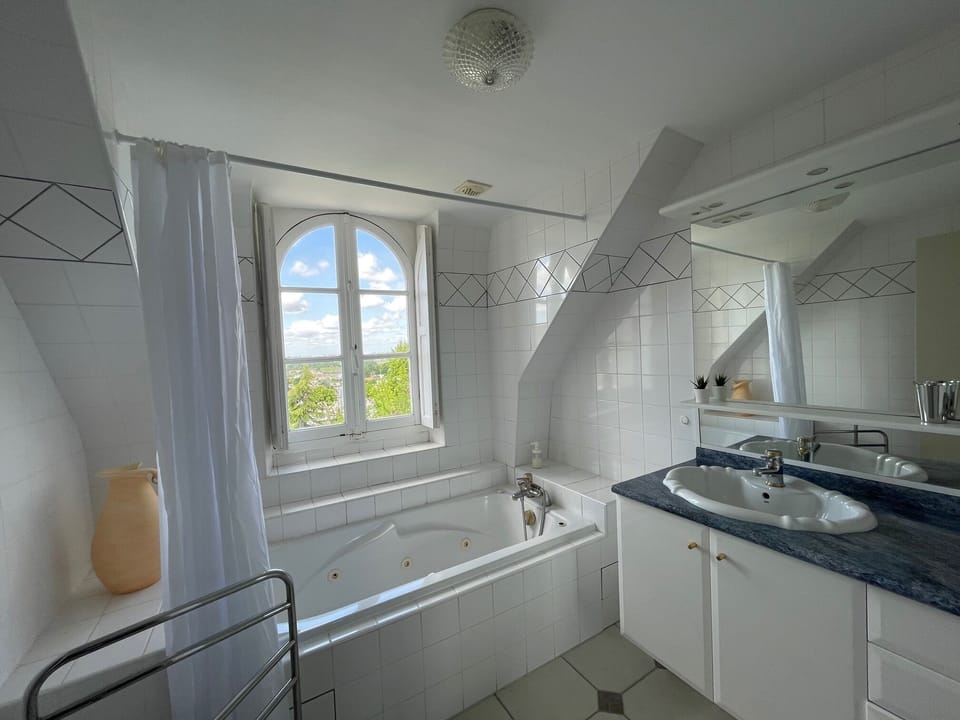 Comfort Double Room | Bathroom | Hair dryer, towels