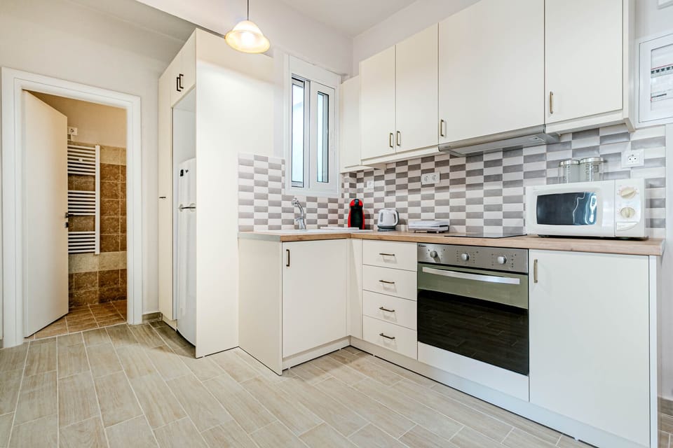 City Apartment | Private kitchen | Full-size fridge, oven, electric kettle, toaster