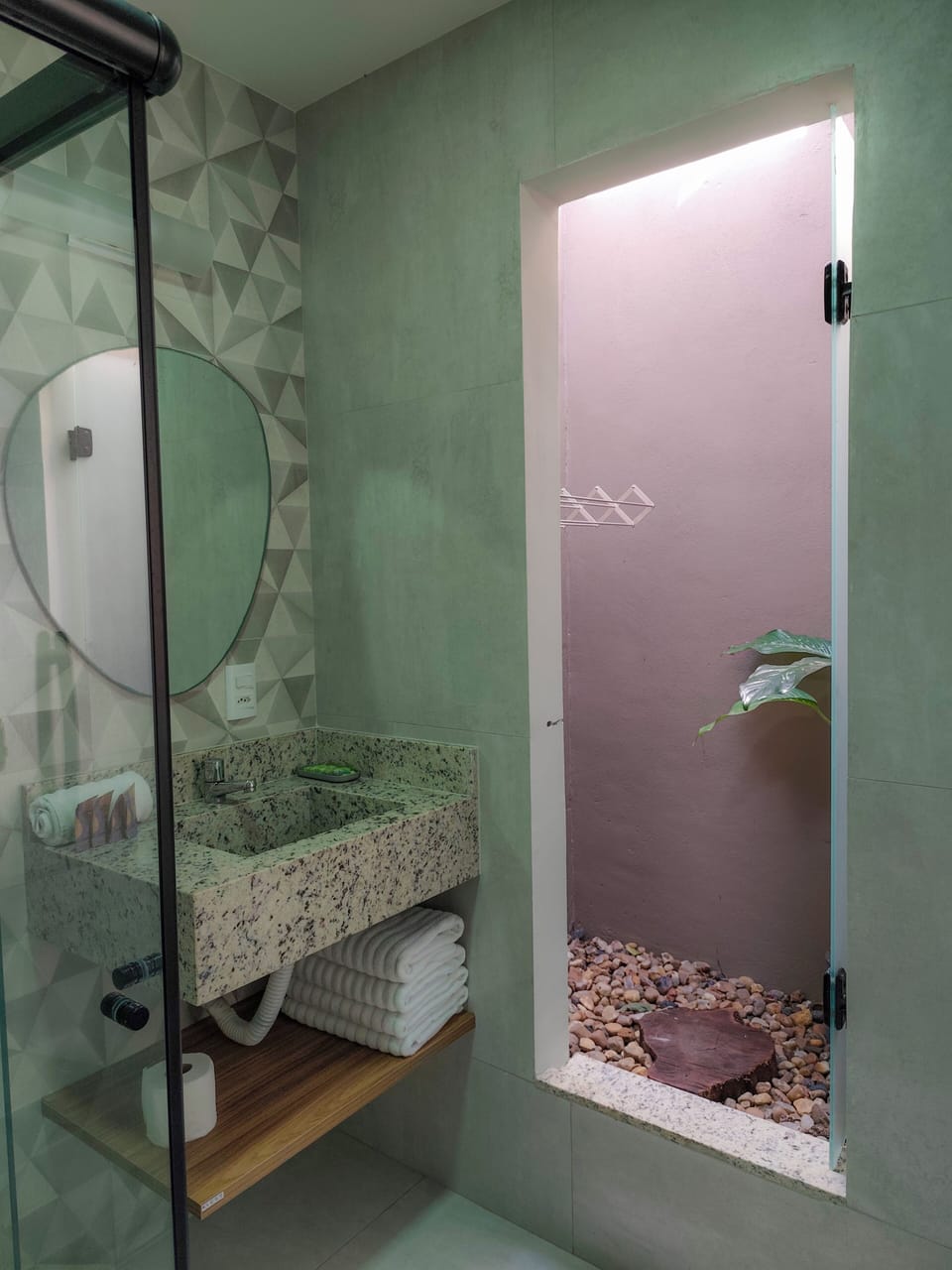 Superior Suite, 1 Bedroom, Patio, Garden View | Bathroom | Shower, bidet, towels, soap