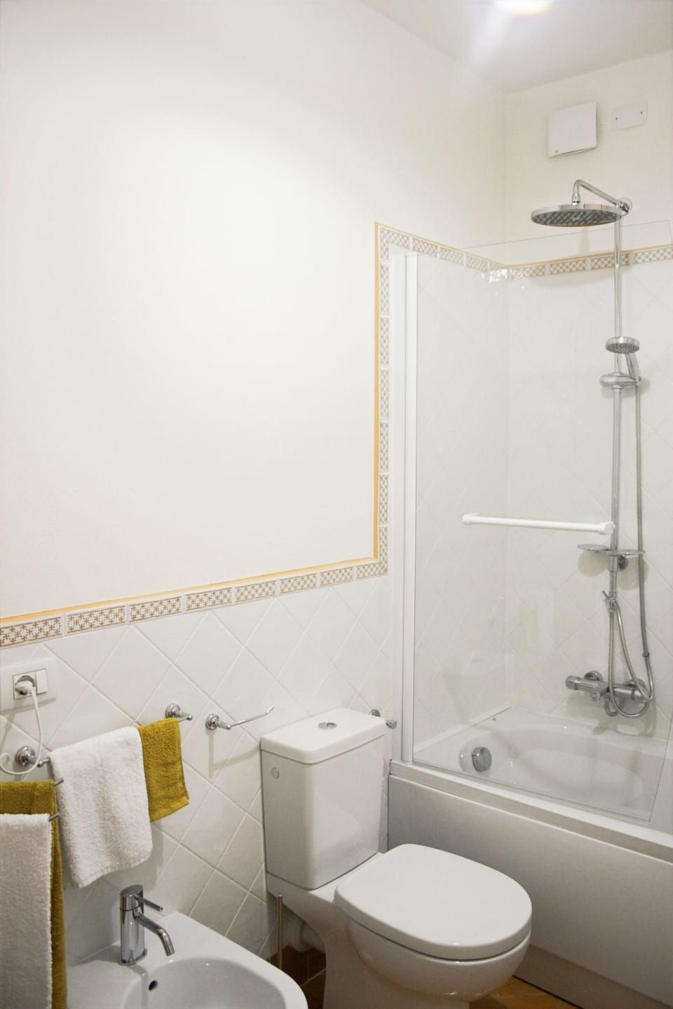 Family Room | Bathroom | Free toiletries, hair dryer, bathrobes