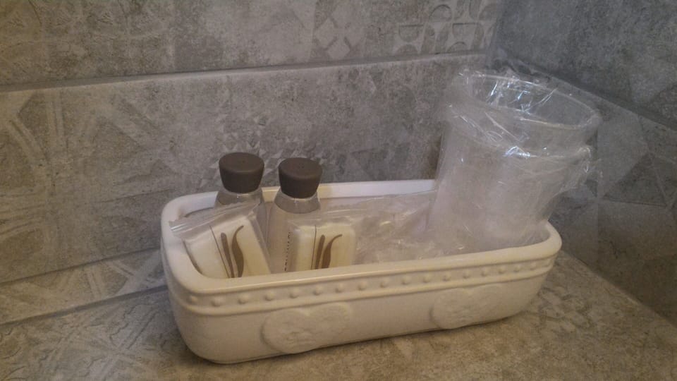 Family Townhome | Bathroom | Shower, rainfall showerhead, free toiletries, hair dryer