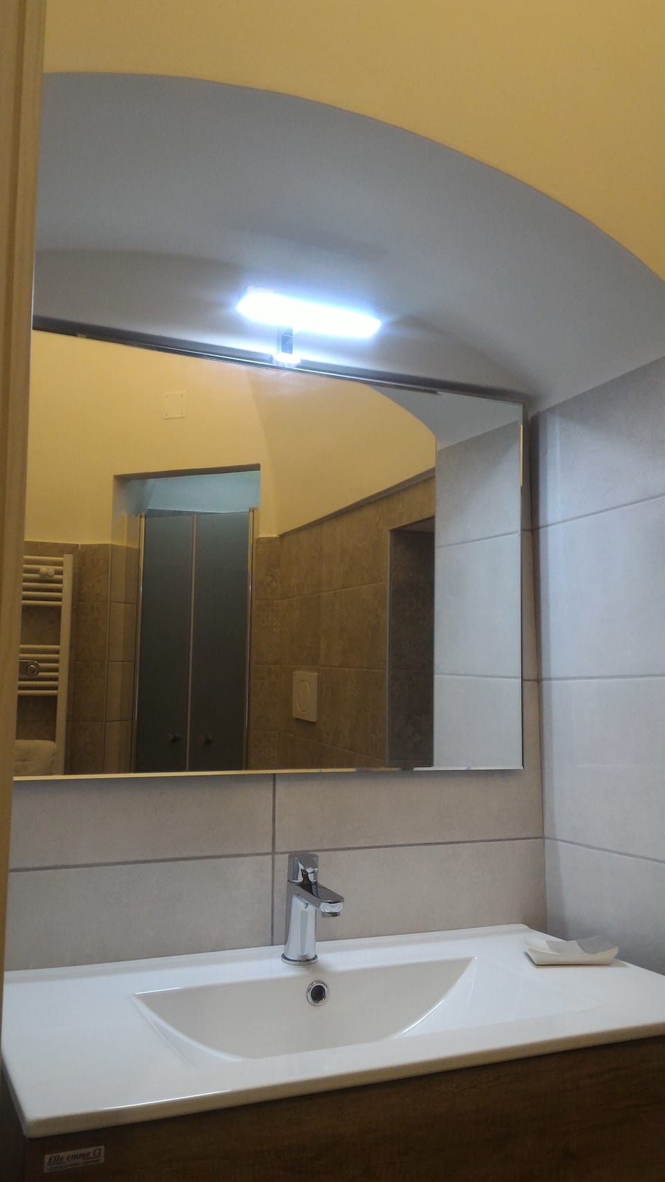 Family Townhome | Bathroom | Shower, rainfall showerhead, free toiletries, hair dryer