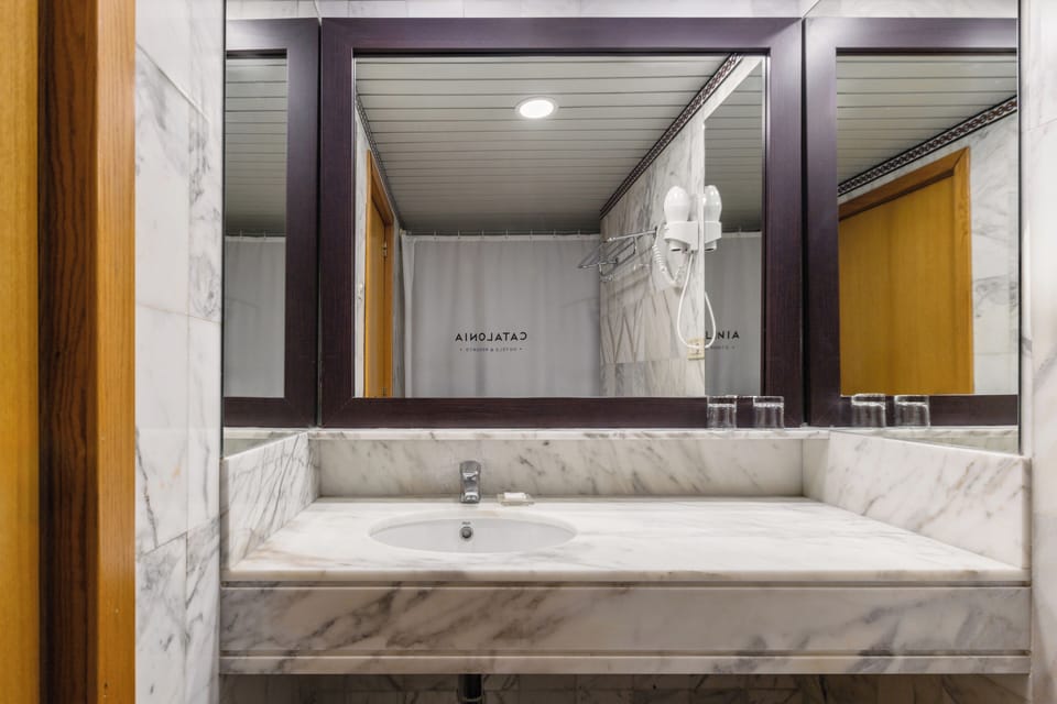 Double Room Single Use, Balcony | Minibar, in-room safe, blackout drapes, free WiFi