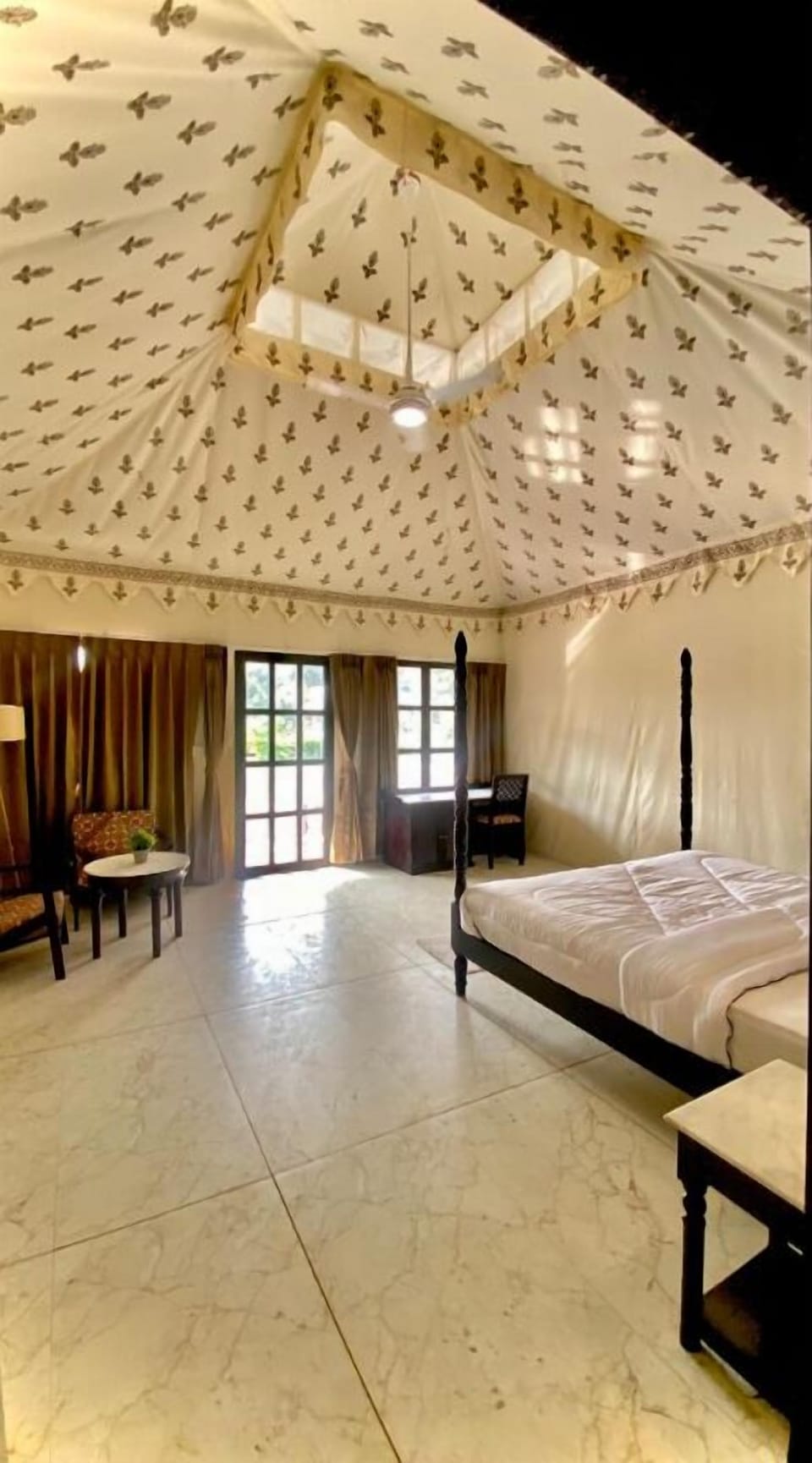 Luxury Tent | Desk, laptop workspace, soundproofing, WiFi (free)